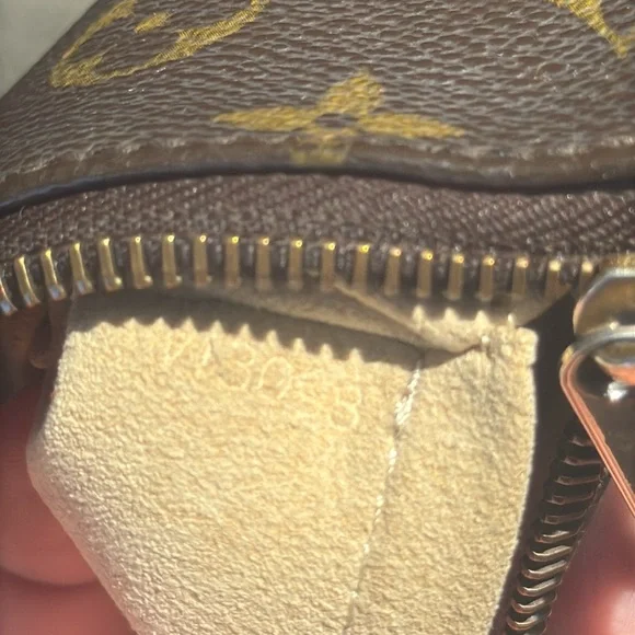 Louis Vuitton 
Authentic 
Milla Pochette Monogram Canvas MM - Picture 5 of 9